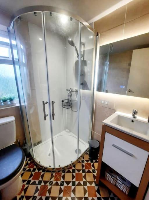 Alross Studio Flat / Private Bathroom London Bagian luar foto