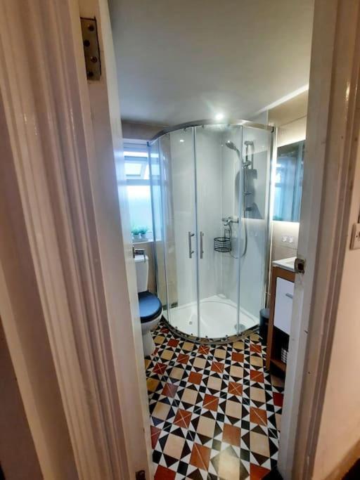 Alross Studio Flat / Private Bathroom London Bagian luar foto